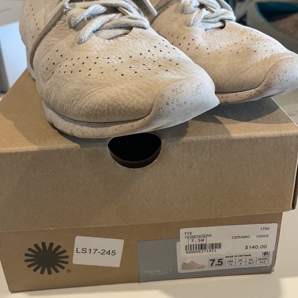 Women’s UGG shoes - Picture 4 of 4